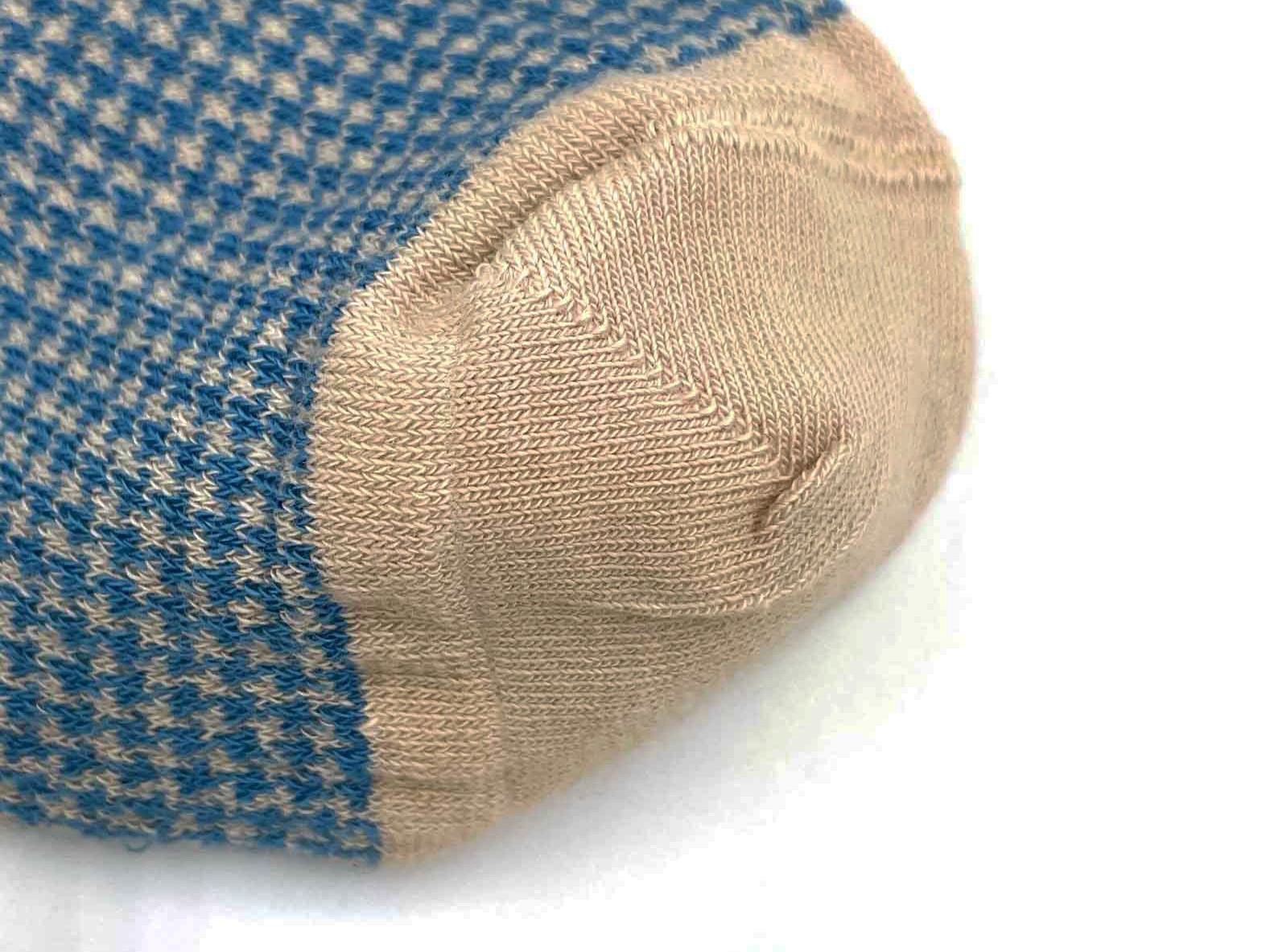 chaussettes-fantaisie-hommes-femmes-en-coton-beiges-et-bleu-ciel-à-motif-pied-de-poule-remaillées-à-la-main